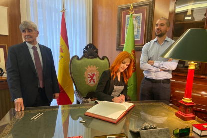 Sara García firma en el Libro de Honor de la Universidad junto al rector y el astronauta titular Pablo Álvarez. RAMIRO