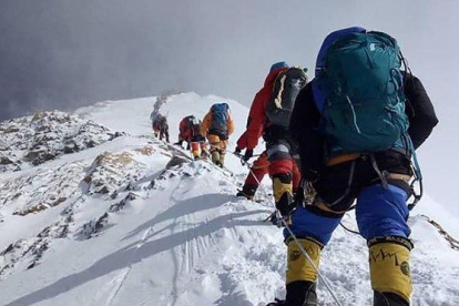 Congestión en la subida al Everest por la cara sur, el pasado 16 de mayo.