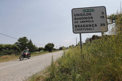 Tramo de carretera por la que se pretende mejorar el enlace con Portugal, a través del ideario de la León-Braganza. ARCHIVO