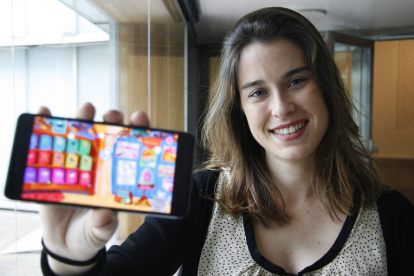 Blanca Rodríguez con la plataforma educativa Smile and Learn en su teléfono móvil.