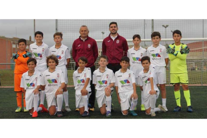 Formación del equipo de la Peña A que ocupa la primera posición de la 1.ª División Provincial Alevín, con Lucho Gutiérrez al mando. DL