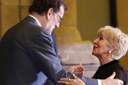 Concha Velasco recibe la Gran Cruz de Alfonso X el Sabio de manos de Mariano Rajoy.