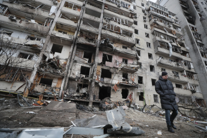 Consecuencias de un bombardeo nocturno en una zona residencial de Kiev, Ucrania.  EFE / SERGEY DOLZHENKO