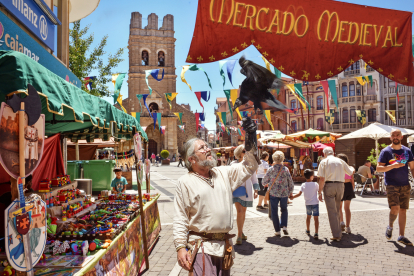 Desde ayer y hasta el domingo abre sus puertas el ya tradicional Mercado Medieval de La Bañeza, que fue inaugurado por el alcalde, Javier Carrera 