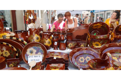 La Feria Internacional de Alfarería y Cerámica reunirá a lo largo de cinco jornadas a 24 artesanos de España, Portugal y Francia. JESÚS SALVADORES