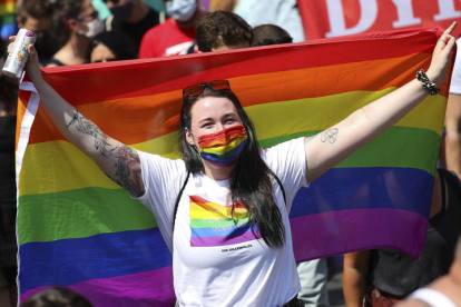 Una participante del Orgullo Gay en Berlín, con su mascarilla. OMER MESSINGER