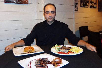 César en el comedor de su restaurante Picos de Europa, en la calle Alcalde Miguel Castaño.