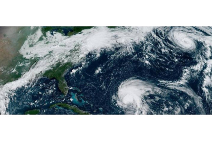 Imagen satelital cedida por la Oficina Nacional de Administración Oceánica y Atmosférica de Estados Unidos (NOAA), a través del Centro Nacional de Huracanes (NHC), donde se muestra la evolución de los huracanes Danielle y Earl. EFE/NOAA-NHC