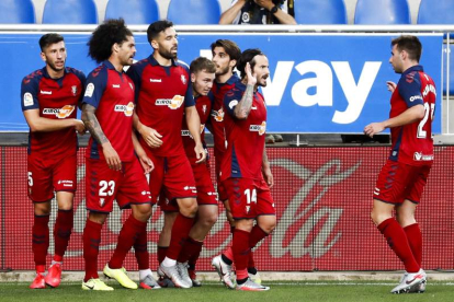 Los jugadores del Osasuna celebran el gol de la victoria sobre el Alavés. DAVID AGUILAR