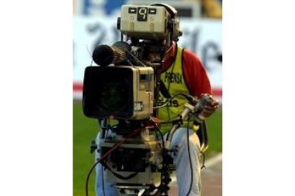 Un cámara de televisión trabaja durante un partido del Deportivo