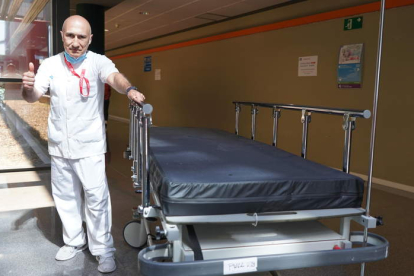 El campeón del mundo de boxeo Jorge Mata durante su jornada laboral de ayer como celador en el Hospital Universitario de León. J. NOTARIO
