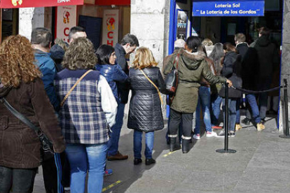 Cola en la administración de lotería Doña Manolita en la Puerta de El Sol de Madrid.