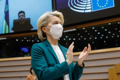 Ursula von Der Leyen aplaude al presidente de Ucrania, Volodymyr Zelensky, tras su discurso por videoconferencia. EFE