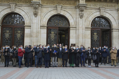 Vista de la concentración este miércoles en Palencia ante la diputación provincial para condenar la guerra en Ucrania. ALMUDENA ÁLVAREZ