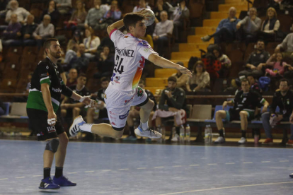 Antonio Martínez jugará su último partido en el Palacio de Deportes de León con la camiseta del Abanca Ademar. FERNANDO OTERO