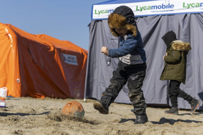 Un niño juega este lunes en el campamento de refugiados en Budomierz (Polonia), RODRIGO JIMÉNEZ