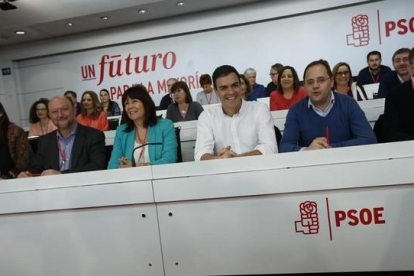 Sánchez, junto a varios miembros de la dirección del PSOE, durante el comité federal del pasado 30 de enero.