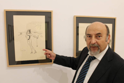 El comisario de la exposición, Federico Fernández Díez, mostrando una de las obras