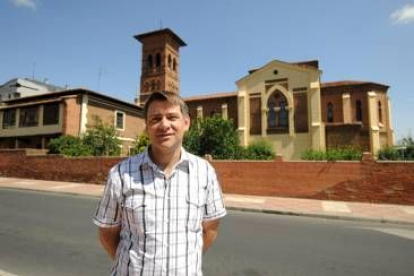 Javier García eligió posar delante de la Iglesia de las Ventas, «una joya neomudejar»