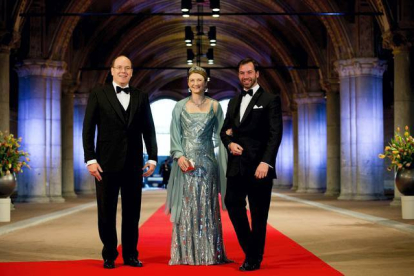 El príncipe Alberto II de Mónaco y los grandes duques Stéphanie de Luxemburgo y Guillermo. ROBIN UTRECHT / POOL | EFE
