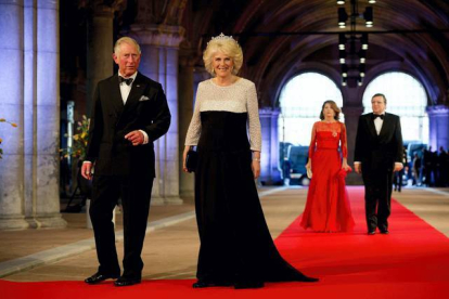 El príncipe Carlos de Inglaterra y su esposa, Camila, duquesa de Cornwall. ROBIN UTRECHT / POOL | EFE