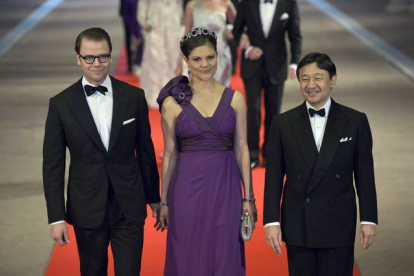 Los príncipes de Suecia, Victoria y Daniel, junto a su homólogo de Japón, Naruhito. KOEN VAN WEEL | EFE