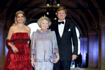 La princesa Máxima de Holanda, la reina Beatriz y el príncipe Guillermo-Alejandro. ROBIN UTRECHT / POOL | EFE