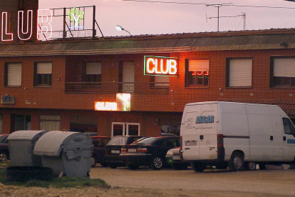 Fachada del club de alterne situado en la carretera N-I, en el término burgalés de Pancorbo, donde fue abandonada anoche una niña de veinte meses cuyo padre, J.L.P.G., de 51 años, fue detenido por la Guardia Civil hoy en Miranda de Ebro (Burgos).