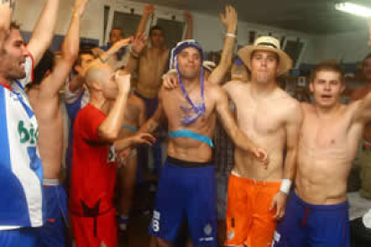 Los jugadores de la Deportiva celebran el triunfo.