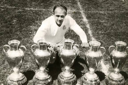 Fotografía de archivo tomada el 25/05/1960 del presidente de honor y exjugador del Real Madrid, Alfredo di Stéfano, junto a cinco trofeos de la Copa de Europa.