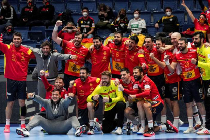 Los jugadores de la selección española celebran su pase a semifinales del Campeonato de Europa tras imponerse a Polonia. DIVISEK