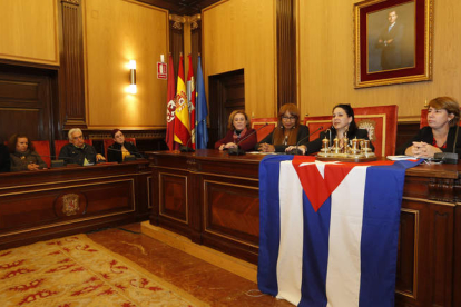 La consejera de Economía de la embajada de Cuba, Janet Fernández, con una delegación de cubanos de la provincia.