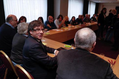 Puigdemont preside la reunión del grupo parlamentario de JxCat, ayer en Bruselas.