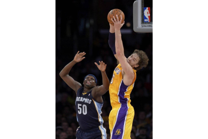 El jugador español de los Lakers de Los Ángeles Pau Gasol se enfrenta a Zach Randolph de los Grizzlies de Memphis durante el partido de la NBA