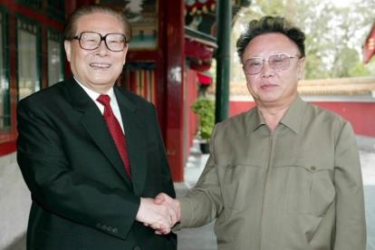 El exlider del Corea del Norte, Kim Jong Il, con el expresidente de China, Jiang Zemin, en una foto de abril del 2004.
