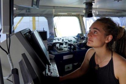 La capitana del Sea Watch 3, Carola Rackete, a bordo de la nave.