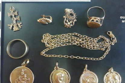 Algunas joyas recuperadas por la Guardia Civil. GUARDIA CIVIL