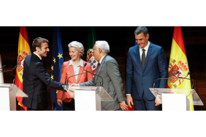 Emmanuel Macron, Ursula von der Leyen, Antonio Costa y Pedro Sánchez ayer en Alicante, tras la firma del convenio. KAI FORSTERLING