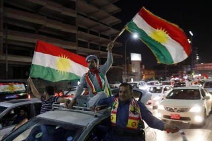 Ciudadanos kurdos celebran la victoria del sí en el referéndum del pasado 25 de septiembre en Erbil.