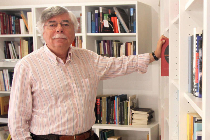 Román Álvarez en su biblioteca de Abelgas. BRUNO MORENO