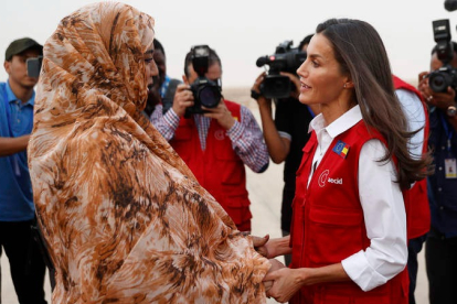 La reina Letizia a su llegada a Mauritania con la primera dama del país, Mariem Fadel Dah. CHEMA MOYA