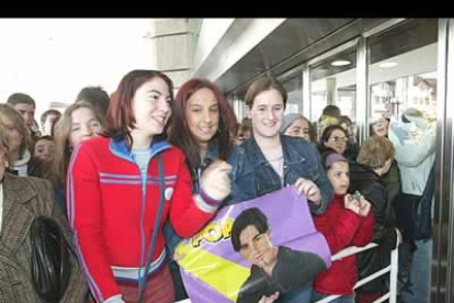 Muchas de estas chicas esperaron durante horas a las puertas del Corte Inglés para no perder ni uno de los movimientos de su artista favorito desde la primera fila.