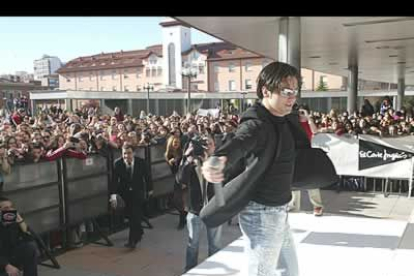 Además de cantar, Busta demostró sus trabajadas dotes como bailarín y escenificó algunos de los pasos con los que hace vibrar al público en sus actuaciones.