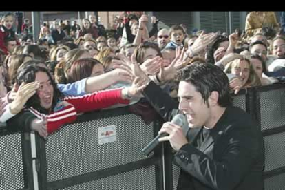 Siempre cercano a su público, David se dejó tocar por sus fans durante las actuaciones.