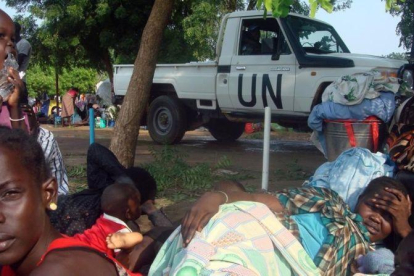 Un vehículo de la ONU junto a familias desplazadas de Sudán del Sur, en la misión de las Naciones Unidas en Tomping (Yuba), el 11 de julio del 2016.