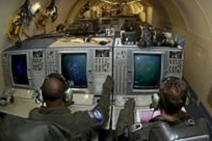 Interior de uno de los aviones Awacs de la OTAN mientras vigilan el cielo de Turquía