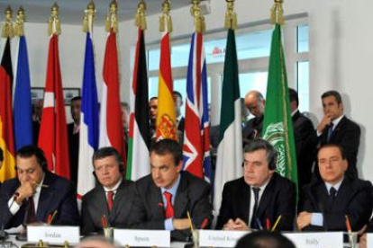 Zapatero, entre Mubarak, el rey Abdalá de Jordania, Gordon Brown y Berlusconi, durante la conferenci