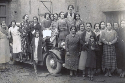 Grupo de mujeres y chicas de la familia de Emeterio Díez (Sahagún), en 1935, y Acacio Díaz y Catalina Alonso el día de su boda.