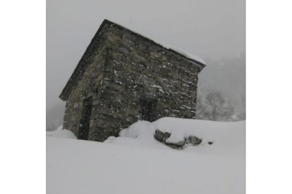 Refugio de montaña a los pies del Catoute en el que la deportista vivió las primeras semanas en pleno invierno. DL