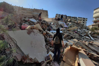 Imagen de uno de los edificios que colapsó en Esmirna. MEHMET EMIN MENGUARSLAN